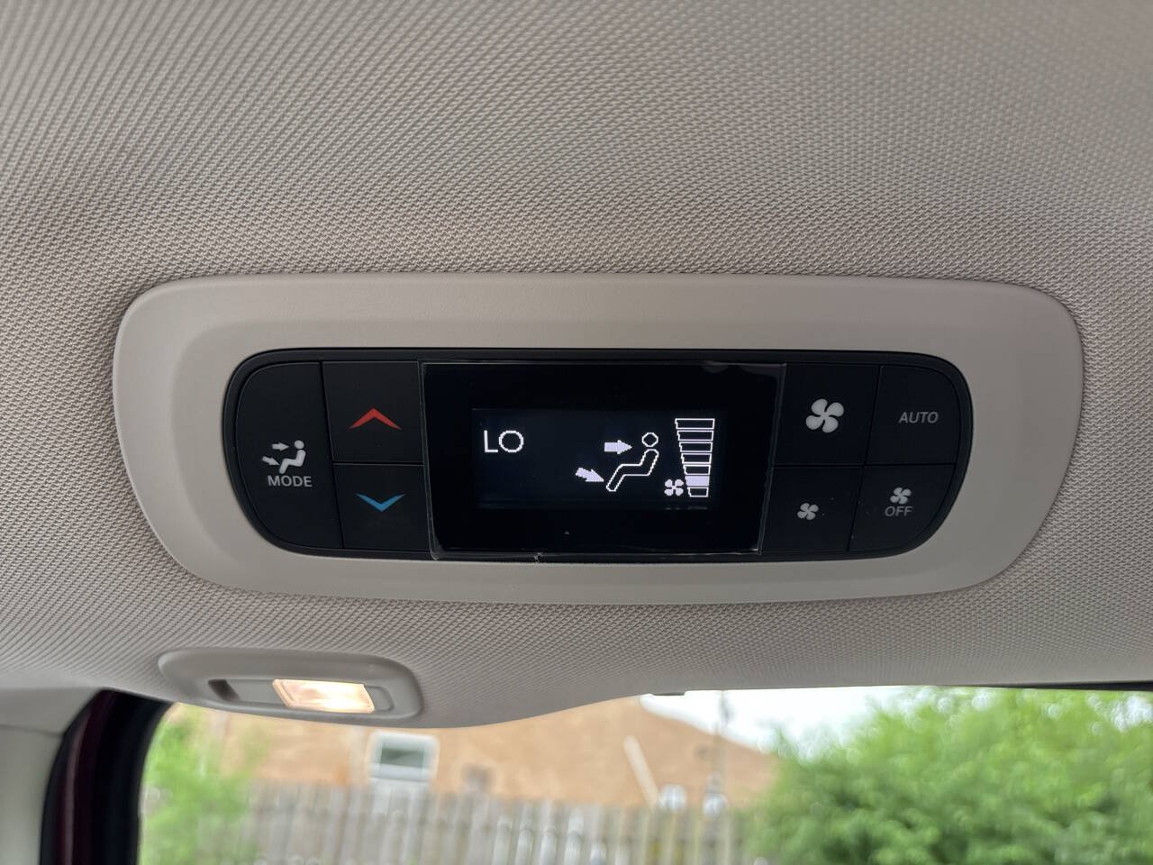 Used 2020 Chrysler Pacifica Limited w/ Advanced Safetytec Group FWD image 29