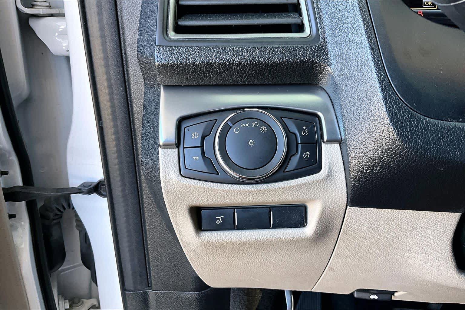 Used 2018 Ford Explorer XLT w/ Equipment Group 202A AWD/4WD image 33