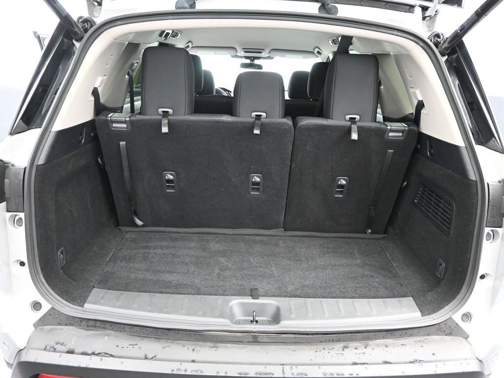 Used 2025 Nissan Pathfinder SV image 11