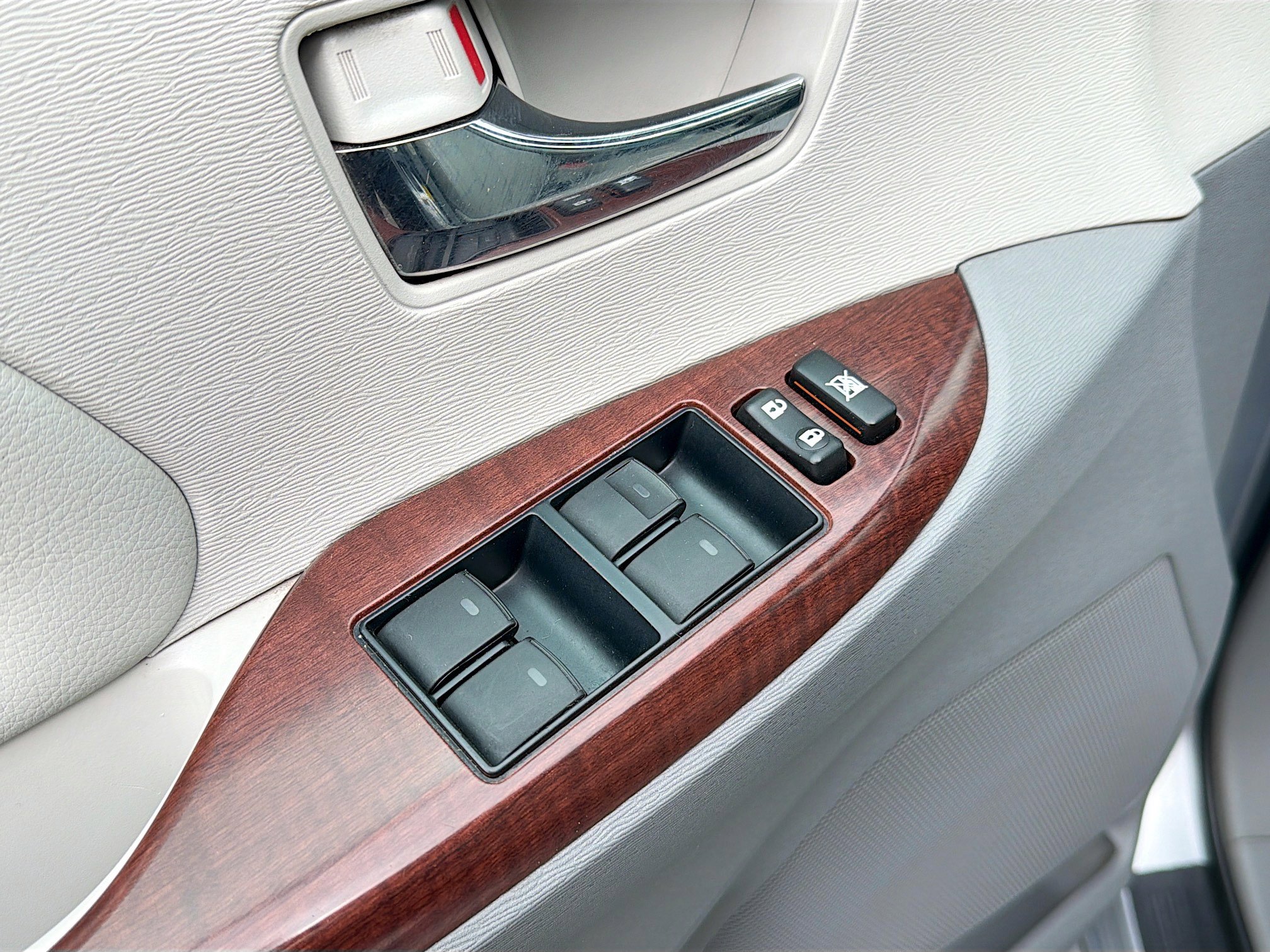 Used 2012 Toyota Sienna XLE FWD image 9