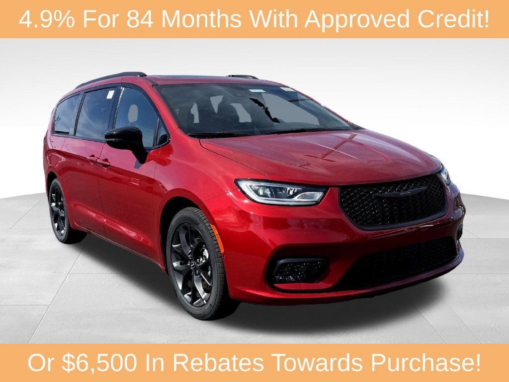 New 2026 Chrysler Pacifica Limited w/ Uconnect Theater Family Group