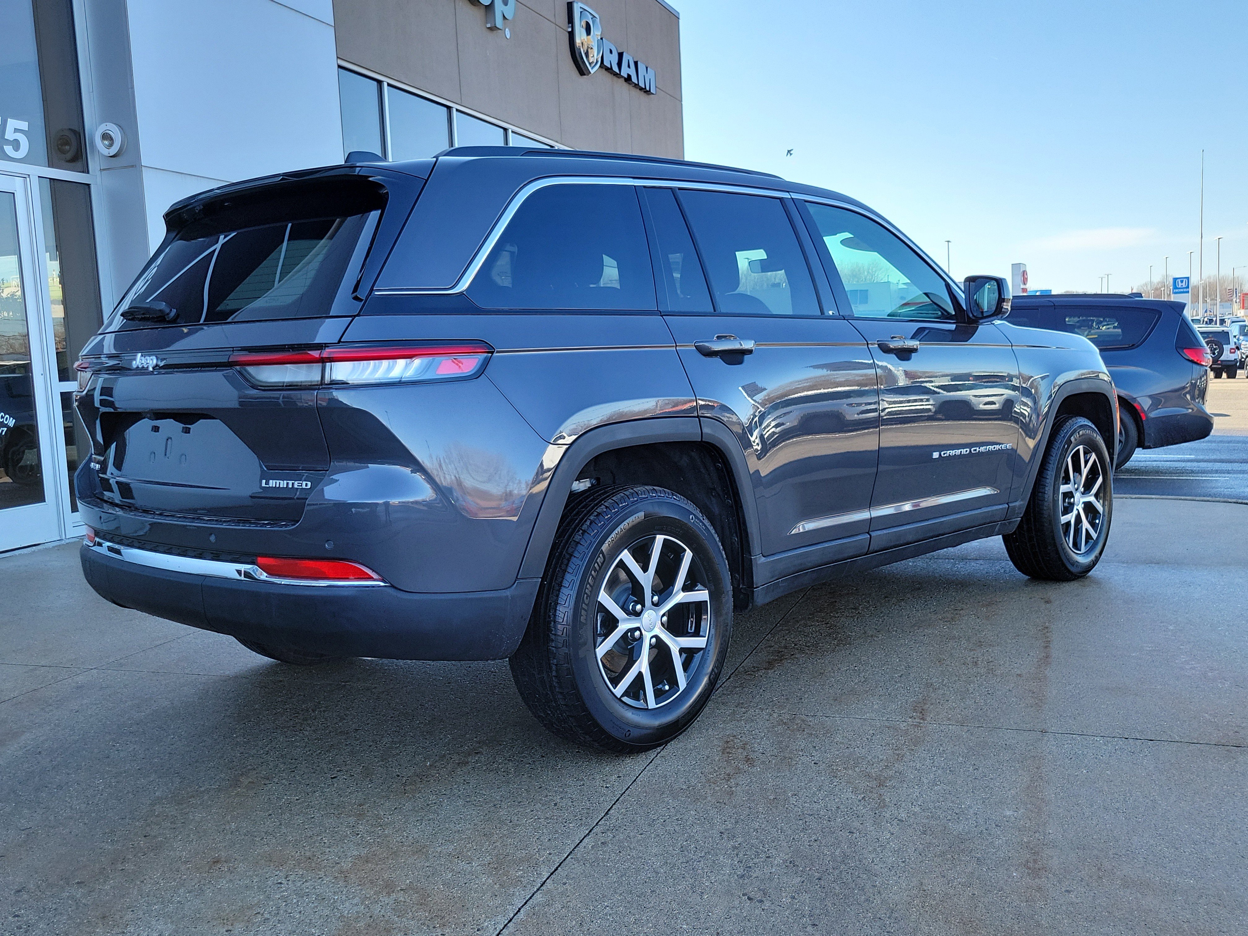 Used 2025 Jeep Grand Cherokee Limited w/ Trailer Tow Package image 4