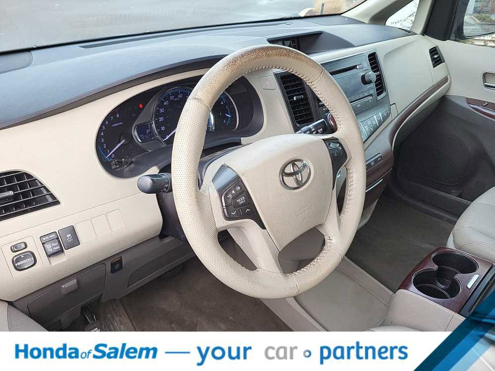 Used 2014 Toyota Sienna XLE image 2