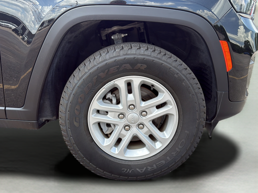 Certified 2024 Jeep Grand Cherokee Laredo w/ Trailer Tow Package AWD/4WD image 9