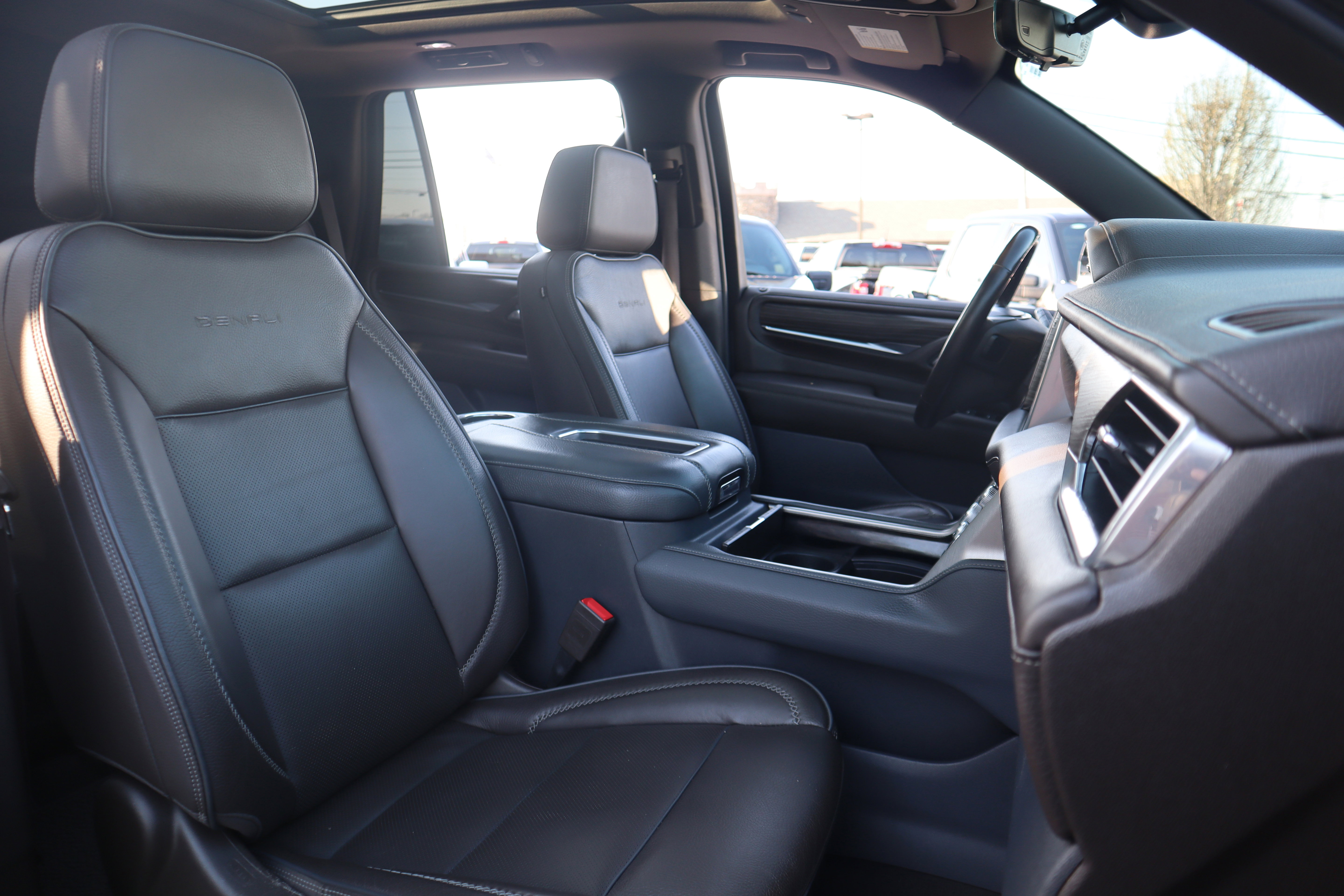 Used 2021 GMC Yukon Denali w/ Denali Premium Package image 41