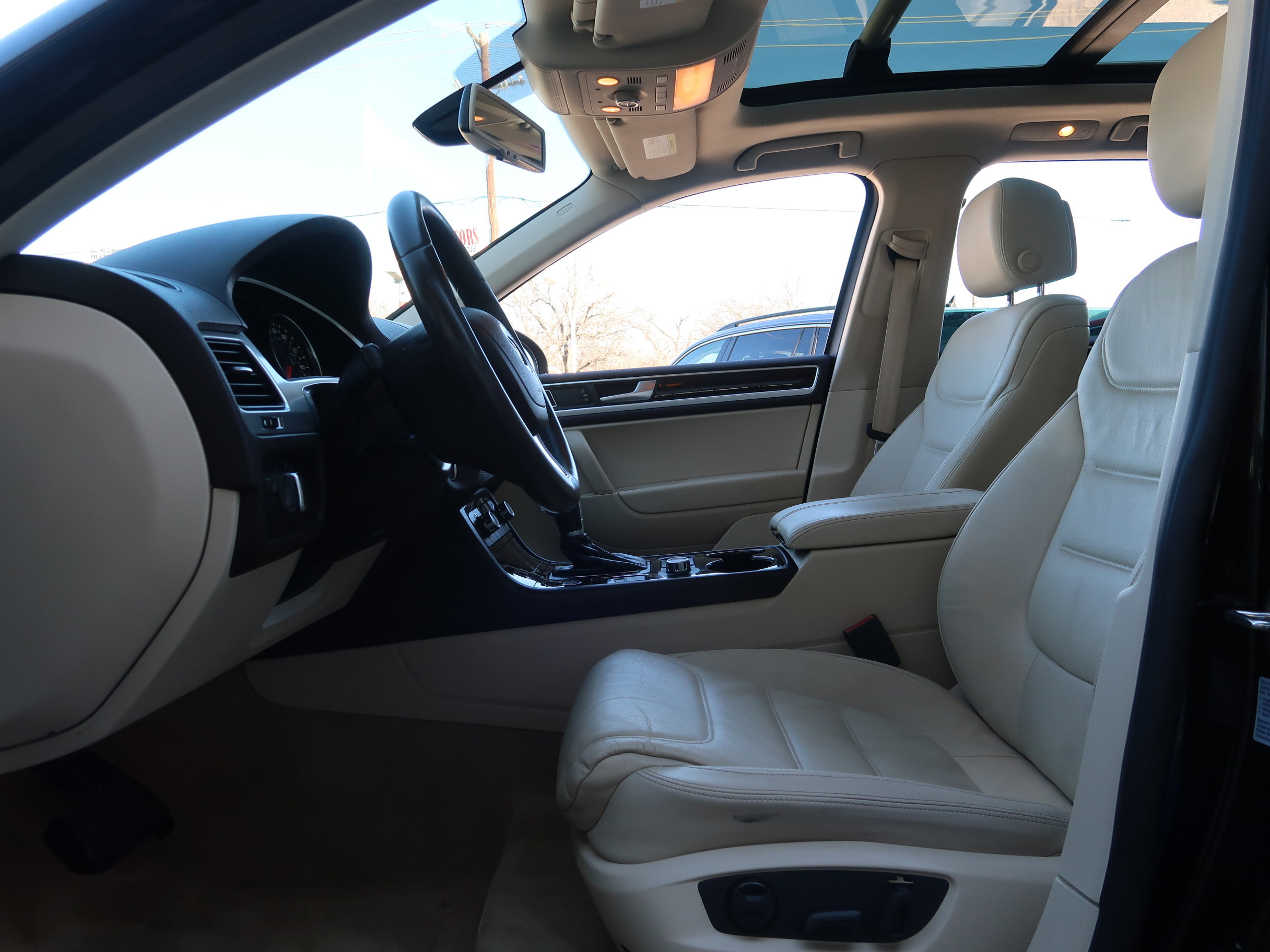 Used 2014 Volkswagen Touareg Executive image 30