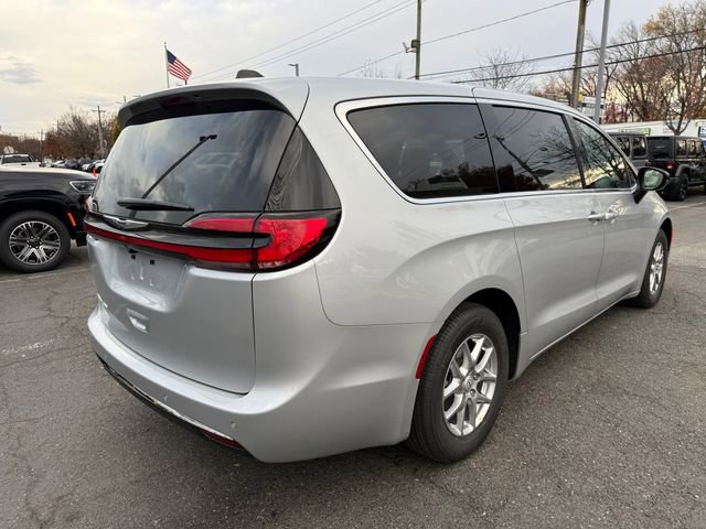 New 2026 Chrysler Pacifica Select image 9