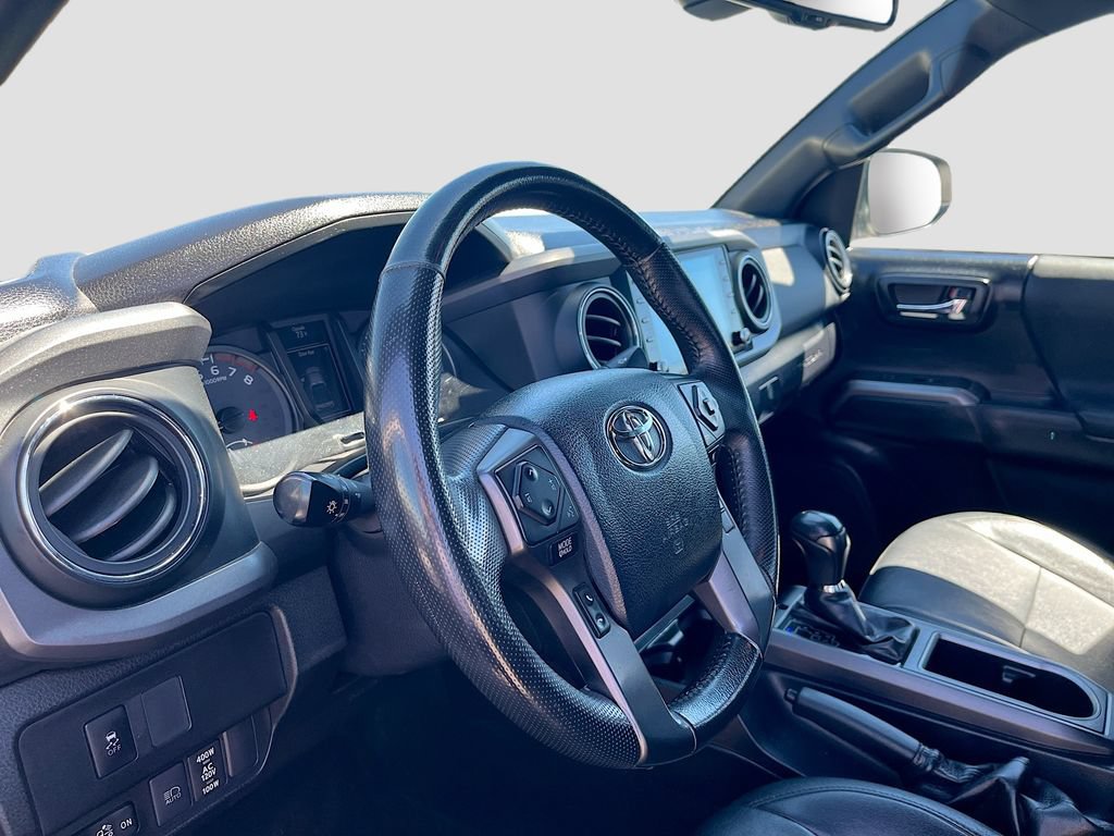 Used 2020 Toyota Tacoma TRD Off-Road w/ Technology Package AWD/4WD image 9