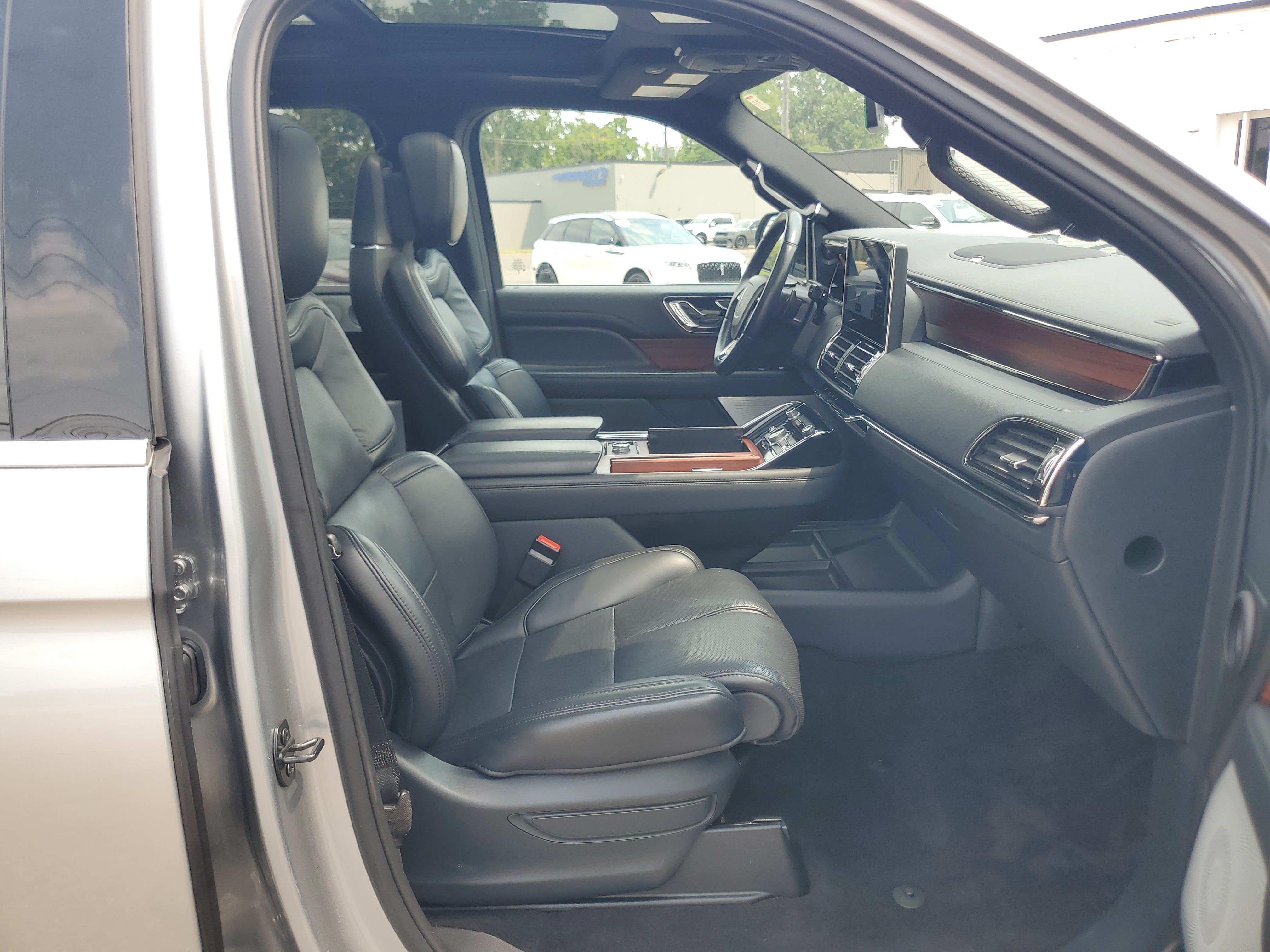 Used 2024 Lincoln Navigator Reserve AWD/4WD image 9