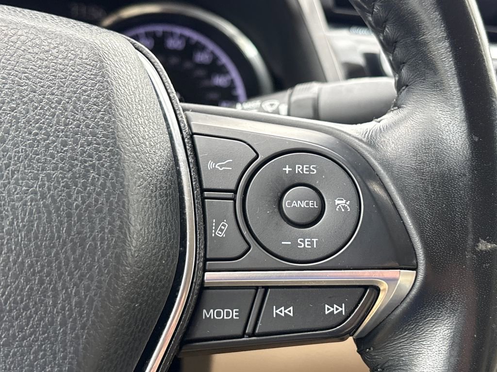Used 2020 Toyota Camry XLE w/ Sunroof Package image 18