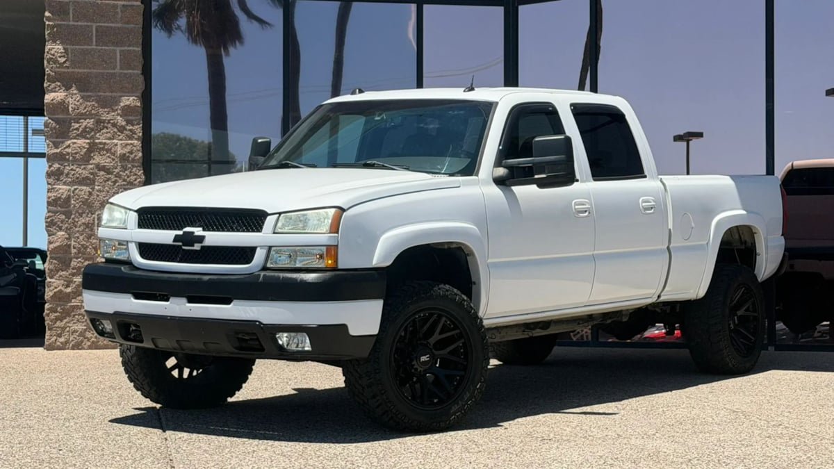 Used 2004 Chevrolet Silverado 2500 LT RWD image 3