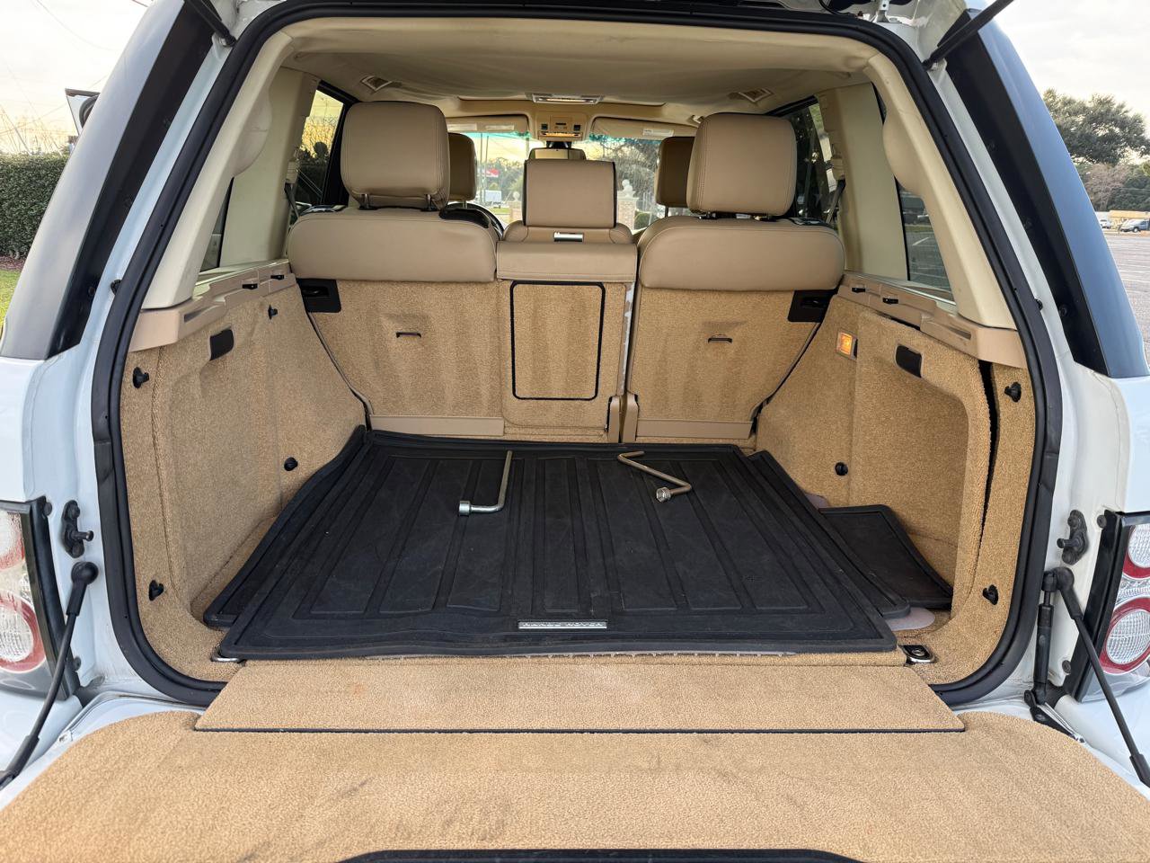 Used 2012 Land Rover Range Rover HSE image 37