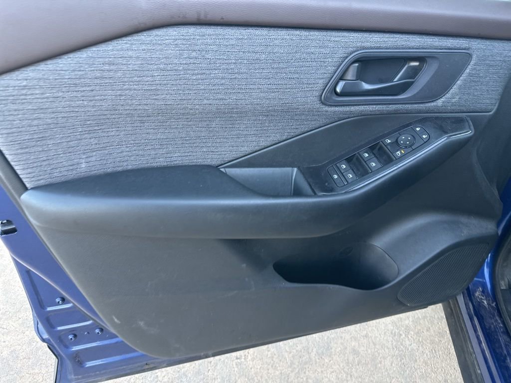 Used 2023 Nissan Rogue S image 6