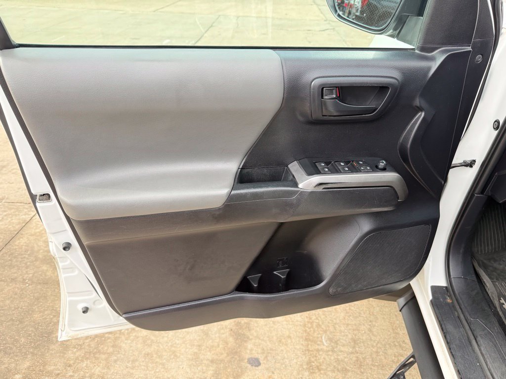 Used 2020 Toyota Tacoma SR5 w/ Blackout Package AWD/4WD image 24