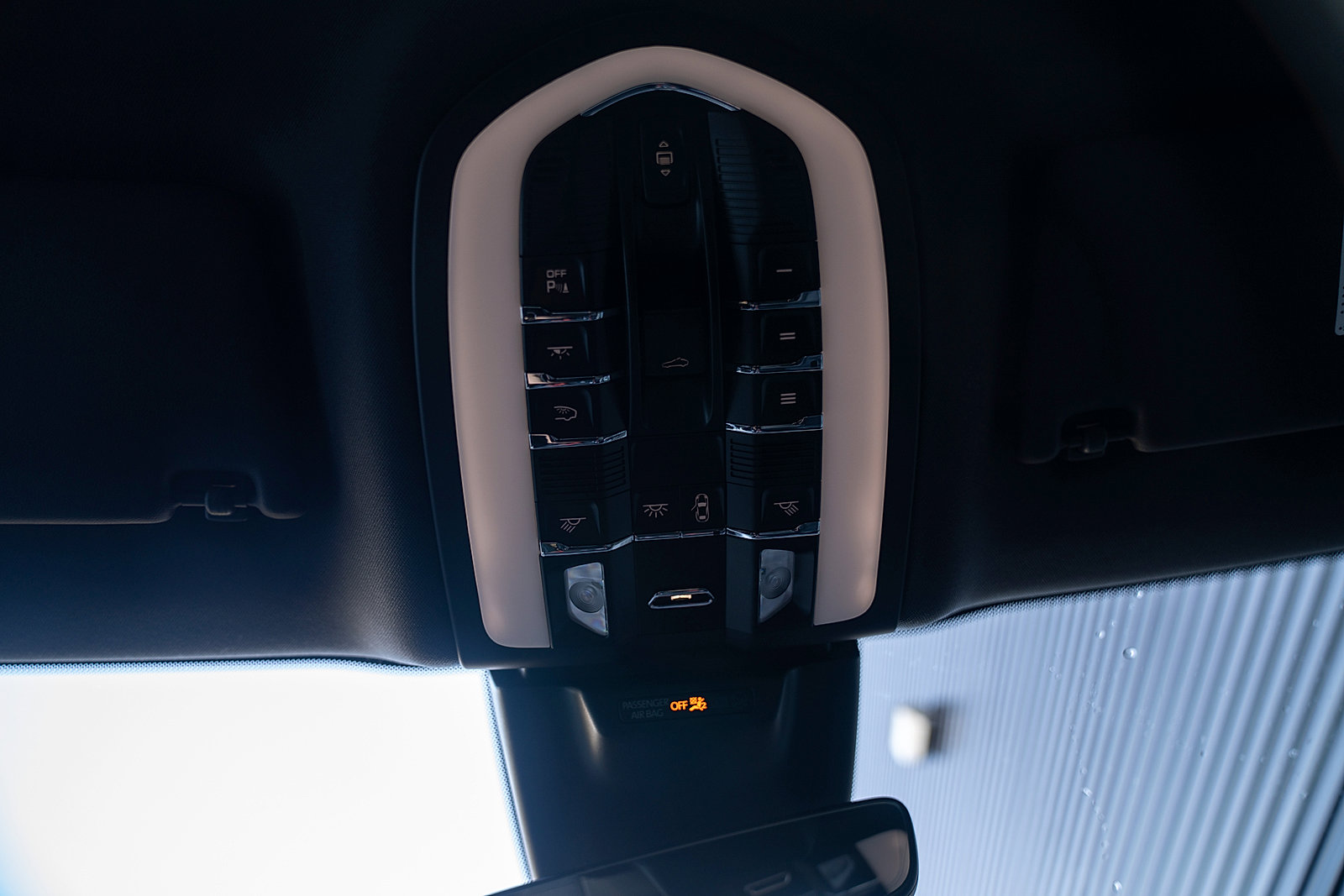 Certified 2025 Porsche Macan AWD/4WD image 10