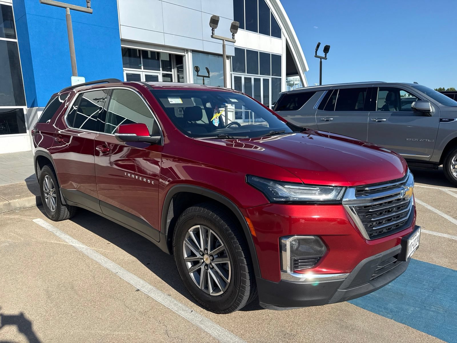 Used 2023 Chevrolet Traverse LT FWD image 3