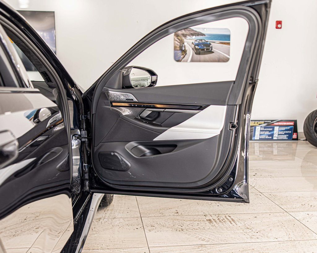 Used 2025 BMW M5 w/ Carbon Package image 40