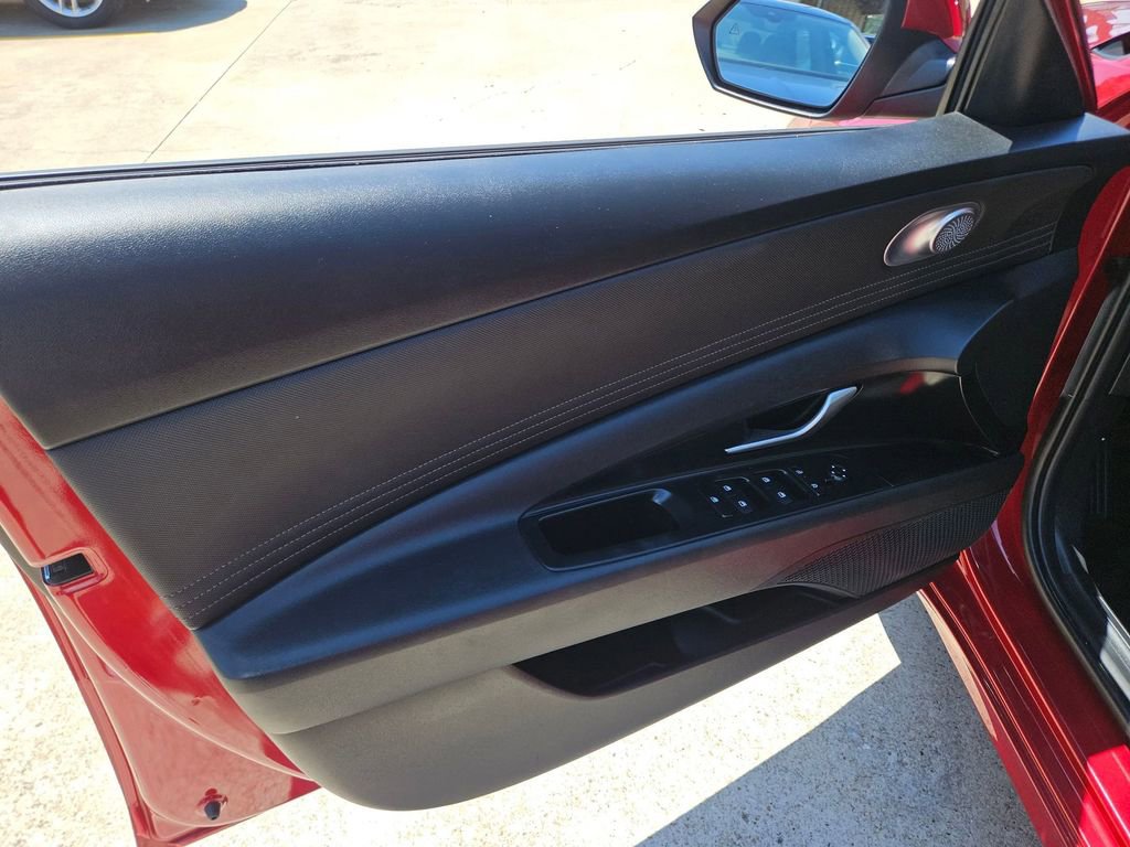 Used 2025 Hyundai Elantra SEL FWD image 11