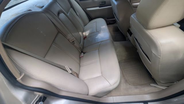 Used 2011 Lincoln Town Car Signature Limited image 19