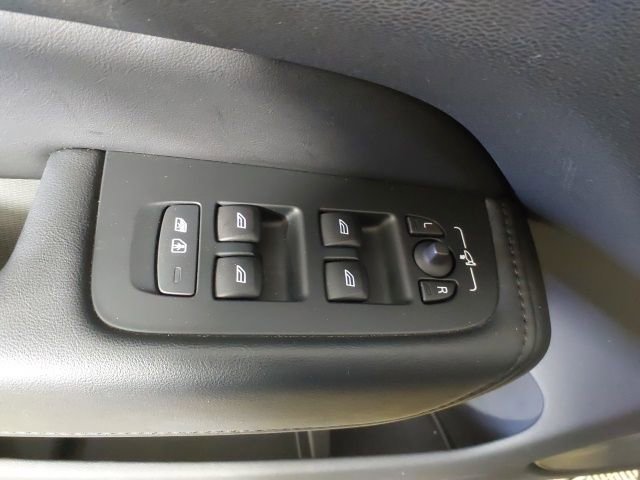 Used 2023 Volvo XC60 B5 Plus image 19