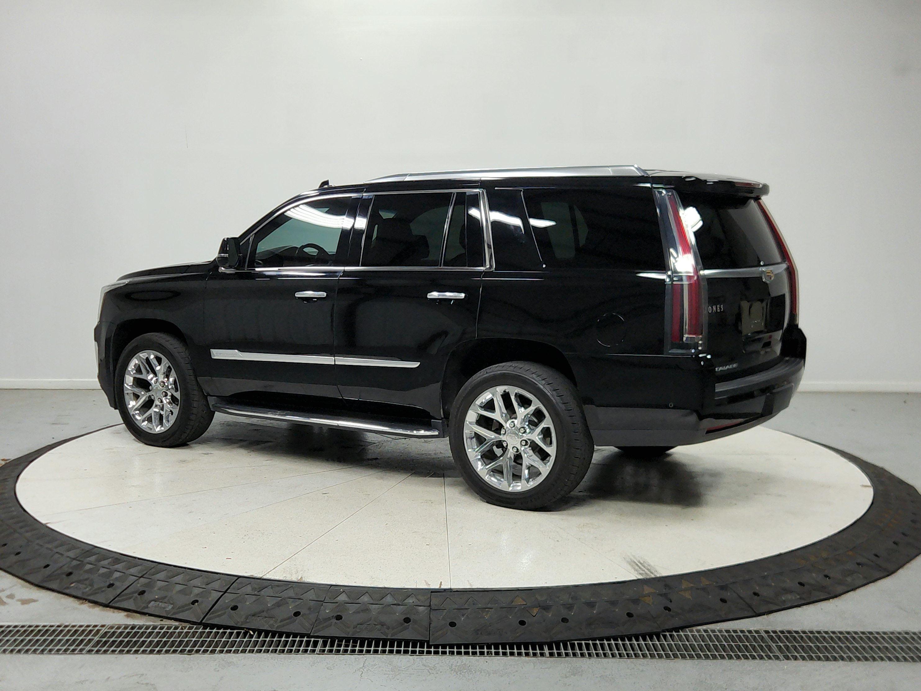 Used 2017 Cadillac Escalade Premium Luxury AWD/4WD image 6