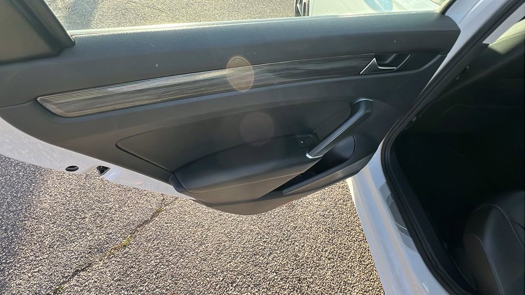 Used 2020 Volkswagen Passat 2.0T R-Line image 20