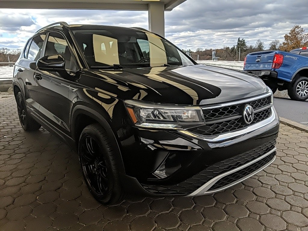 Used 2022 Volkswagen Taos SE w/ Panoramic Sunroof Package image 3