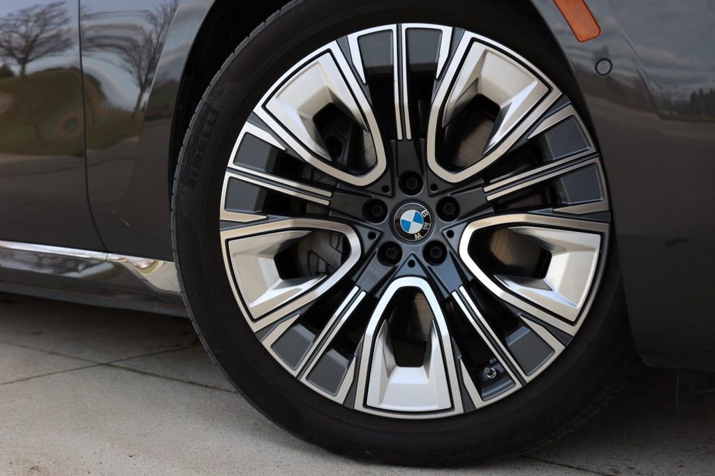 Used 2025 BMW i7 xDrive60 AWD/4WD image 8