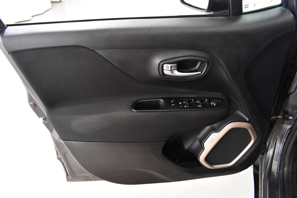 Used 2017 Jeep Renegade Latitude AWD/4WD image 26
