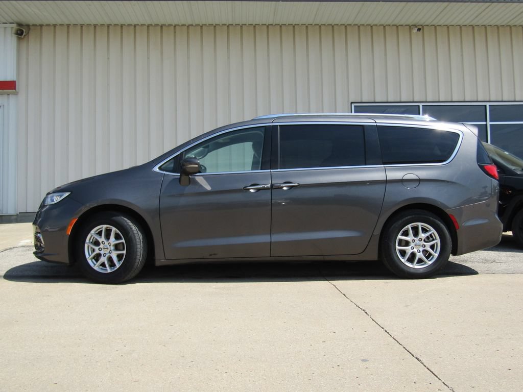Used 2021 Chrysler Pacifica Touring-L FWD image 11