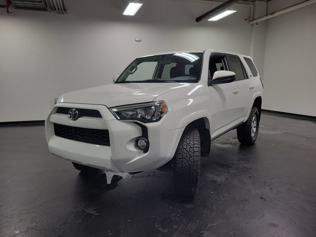 Used 2018 Toyota 4Runner SR5 AWD/4WD image 4