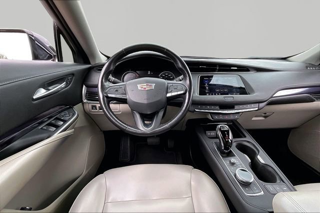 Used 2022 Cadillac XT4 Luxury w/ Cold Weather Package FWD image 8
