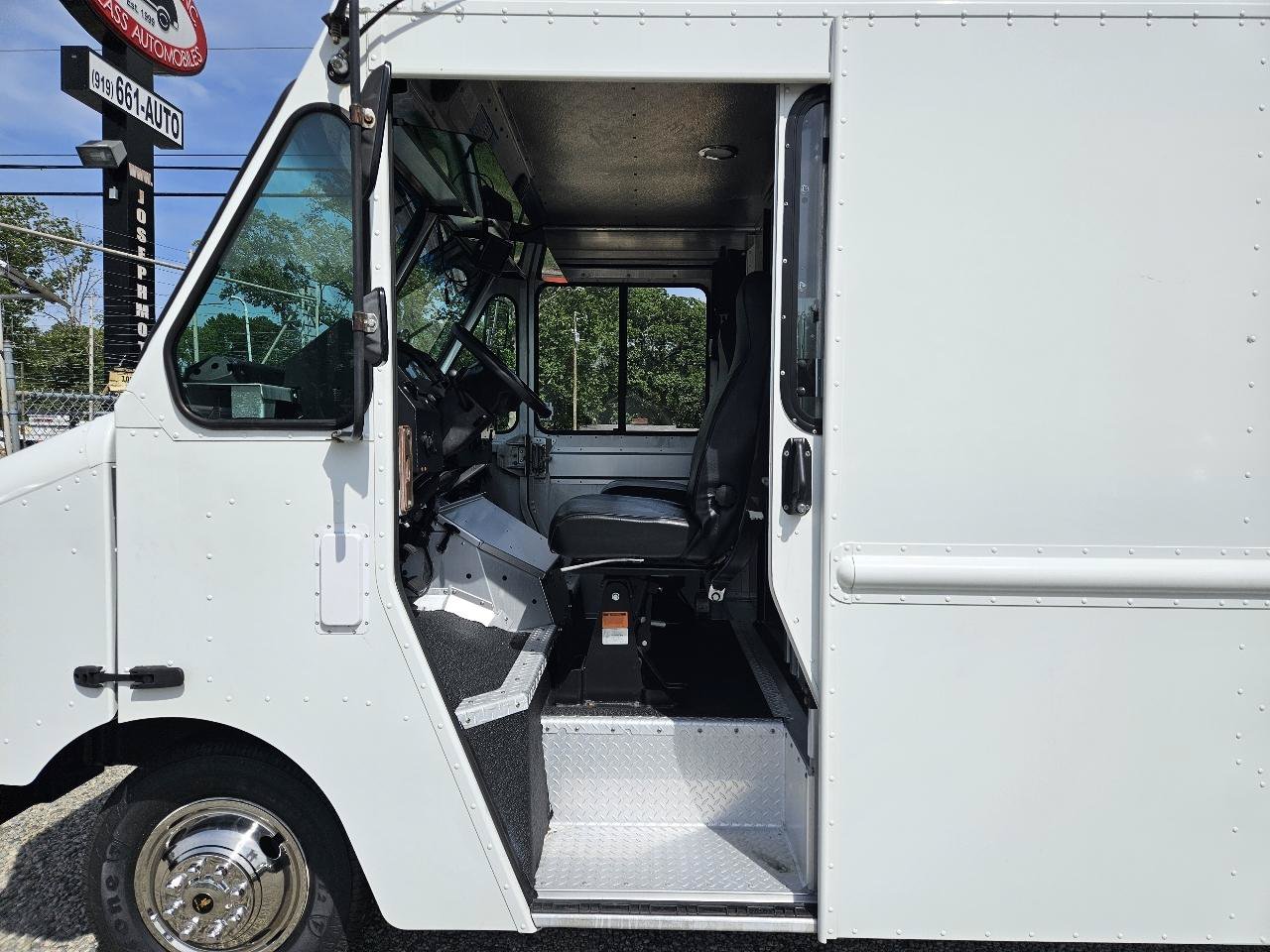 Used 2018 Ford E-350 and Econoline 350 Super Duty w/ A/C Prep Package RWD image 9