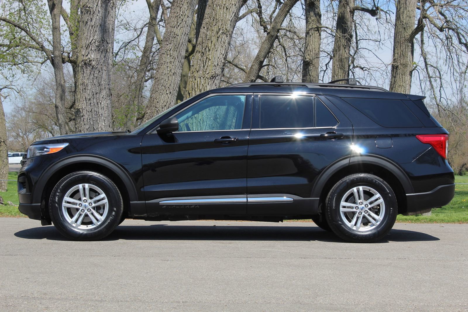 Used 2023 Ford Explorer XLT AWD/4WD image 4