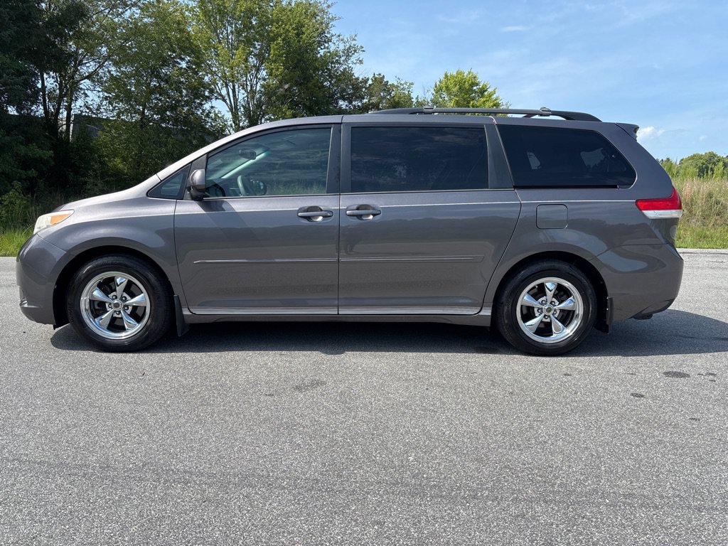 Used 2012 Toyota Sienna LE FWD image 2