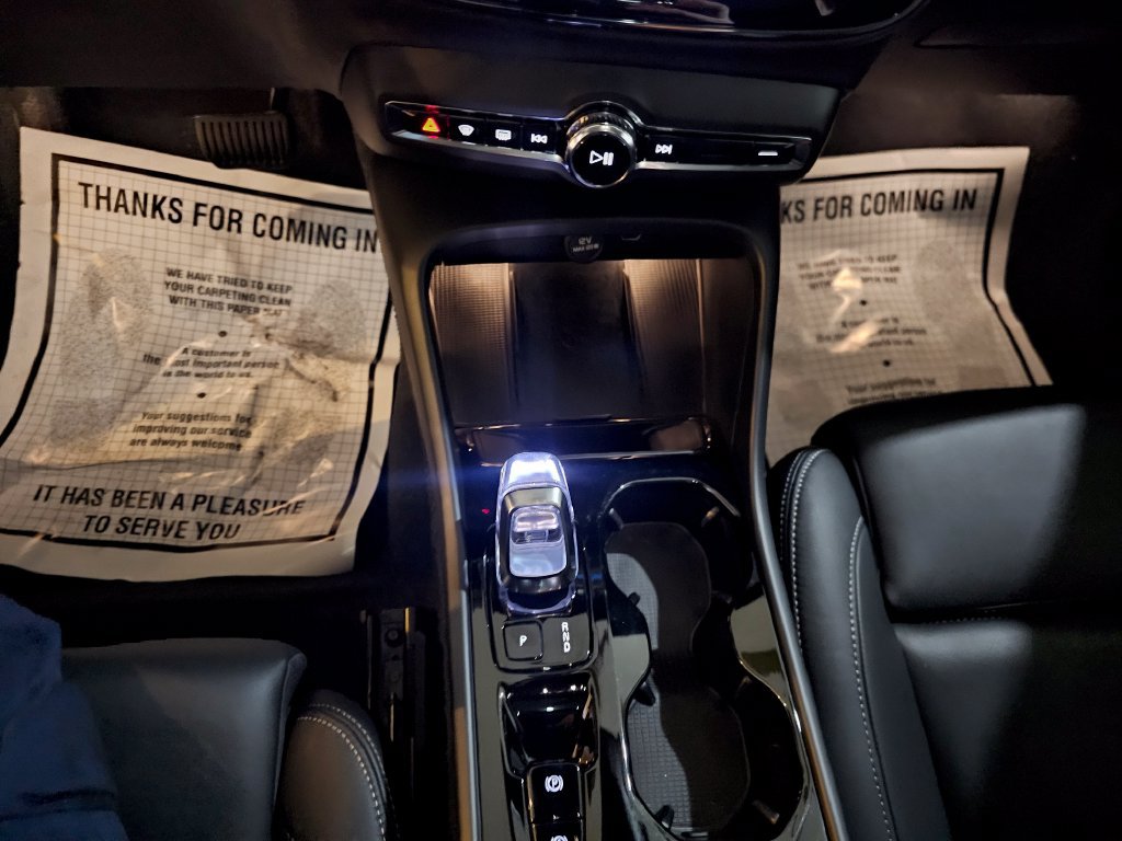 Certified 2025 Volvo XC40 B5 Ultra AWD/4WD image 22