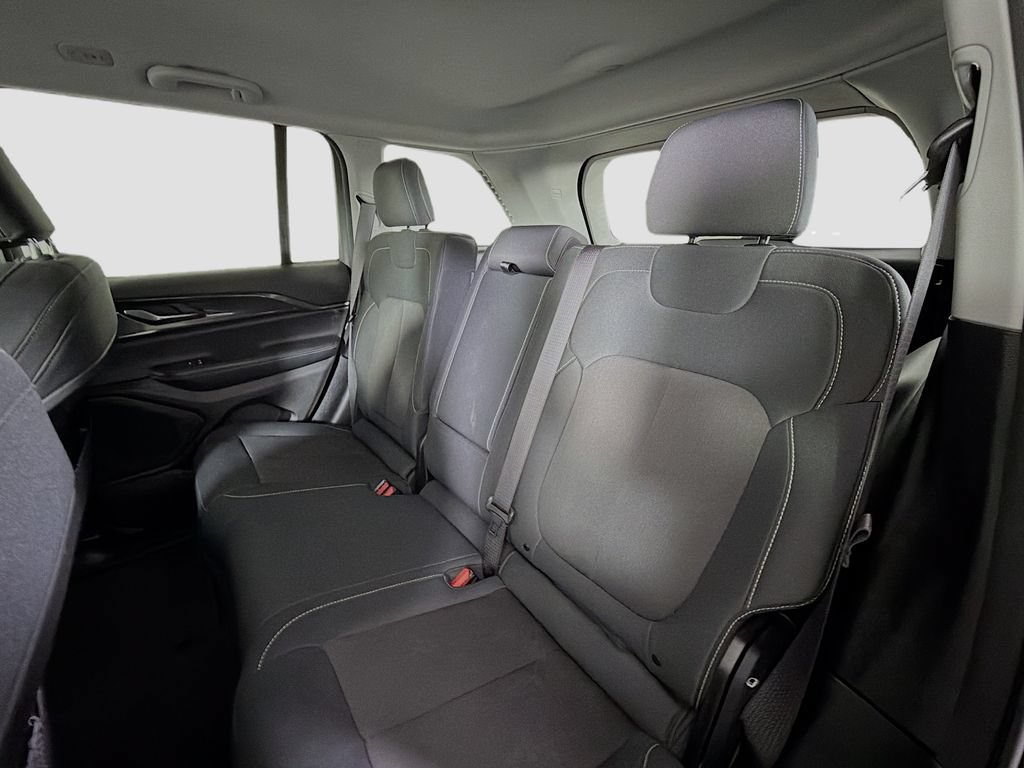 Used 2023 Jeep Grand Cherokee Laredo AWD/4WD image 23
