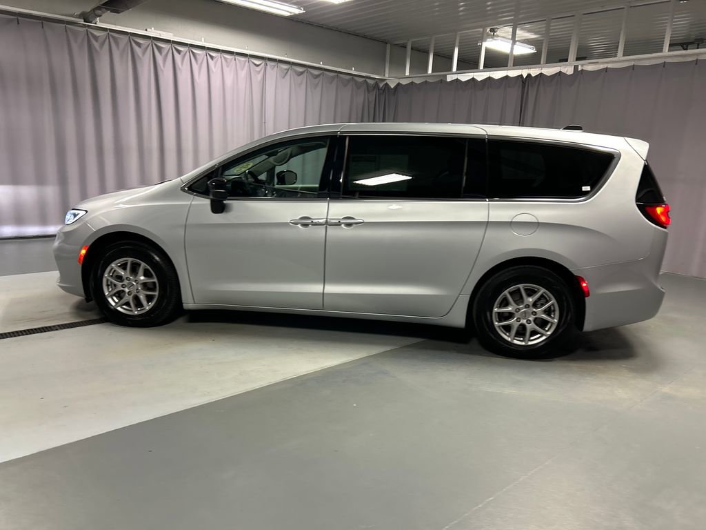 Used 2024 Chrysler Pacifica Touring-L FWD video 4