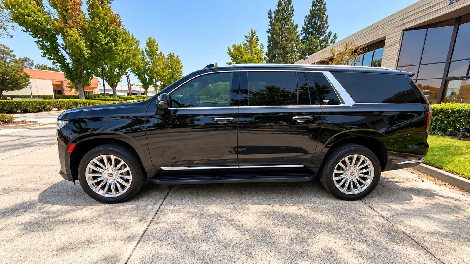 Used 2023 Cadillac Escalade ESV Premium Luxury RWD image 5