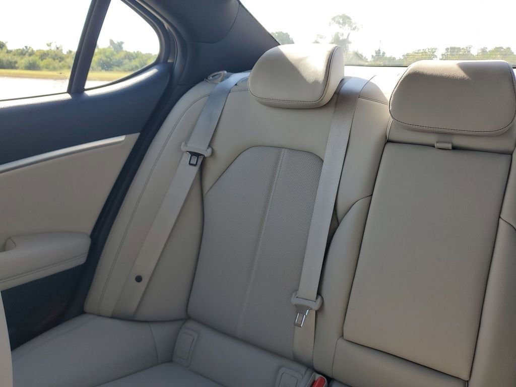 Used 2023 Genesis G70 2.0T image 12