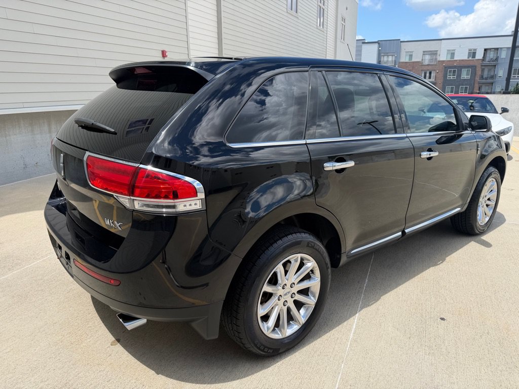Used 2012 Lincoln MKX FWD image 3