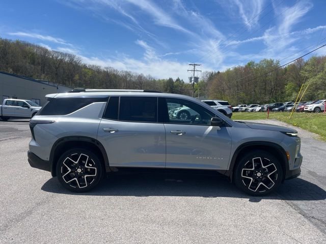 Used 2025 Chevrolet Traverse High Country w/ LPO, Floor Liner Package AWD/4WD image 4