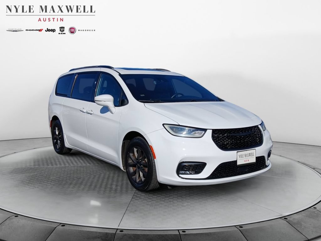 Used 2021 Chrysler Pacifica Touring-L w/ Uconnect Theater Family Group FWD image 2