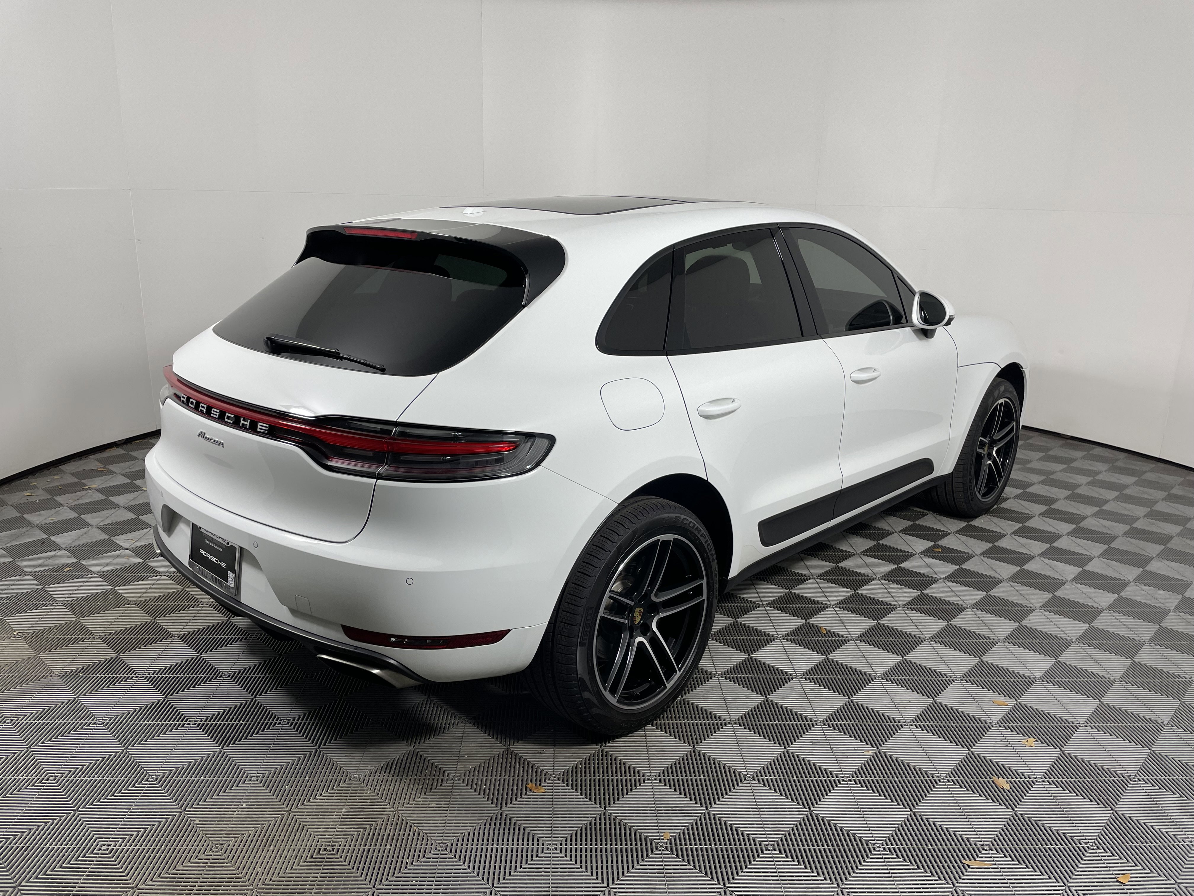 Certified 2021 Porsche Macan image 7