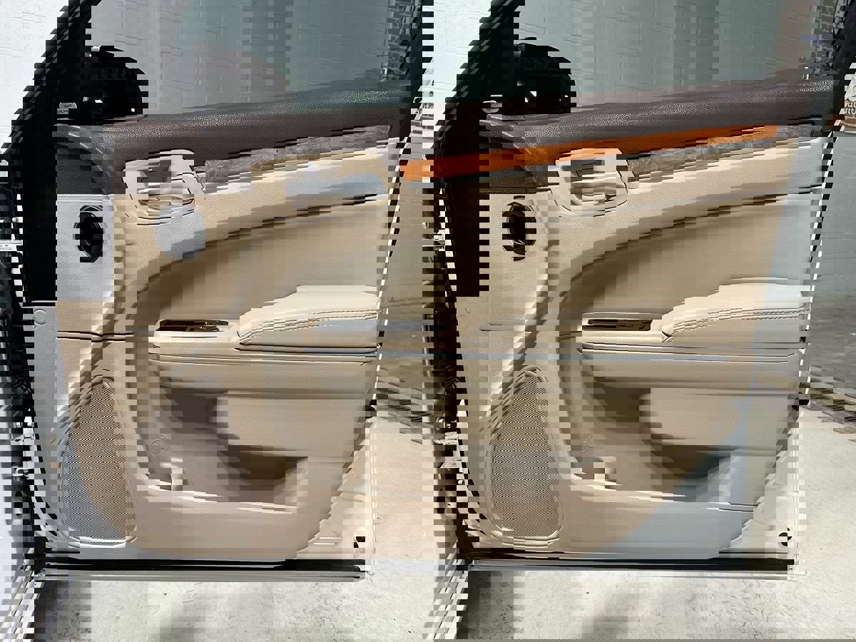 Used 2013 Chrysler 300 C w/ Light Group image 9