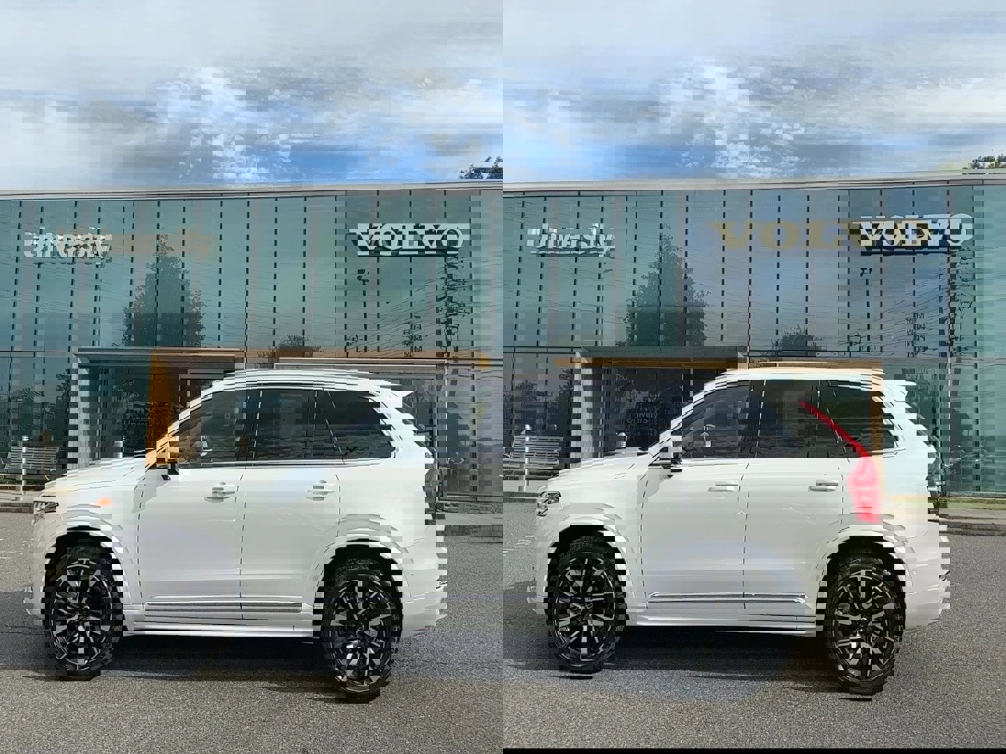 Certified 2024 Volvo XC90 B6 Plus image 1
