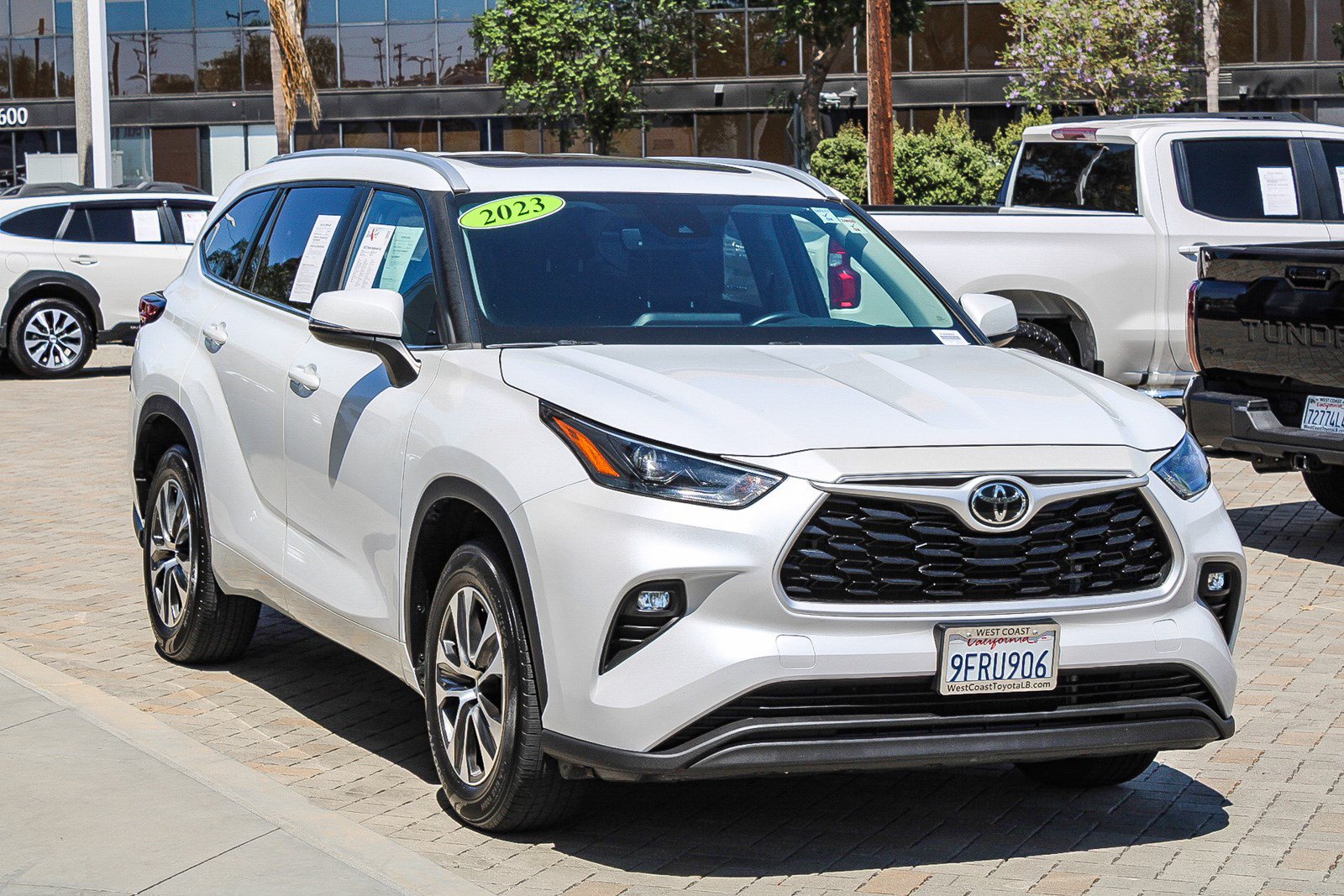 Used 2023 Toyota Highlander XLE FWD image 3