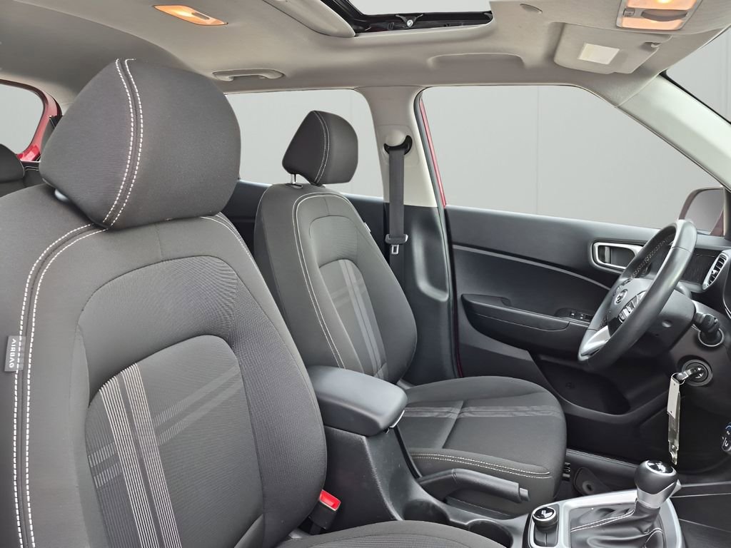 Used 2022 Hyundai Venue SEL image 15