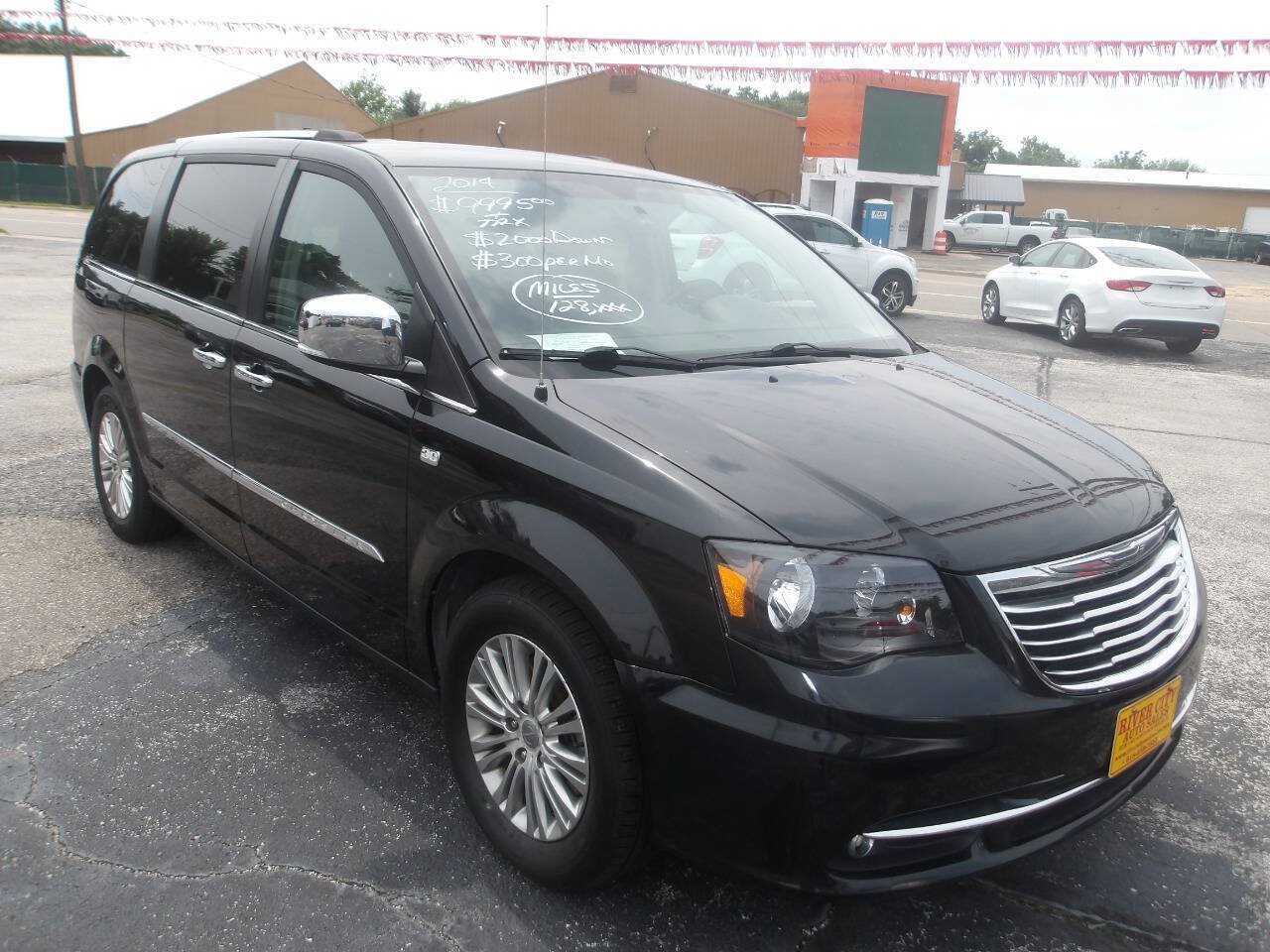 Used 2014 Chrysler Town & Country Touring-L FWD image 1