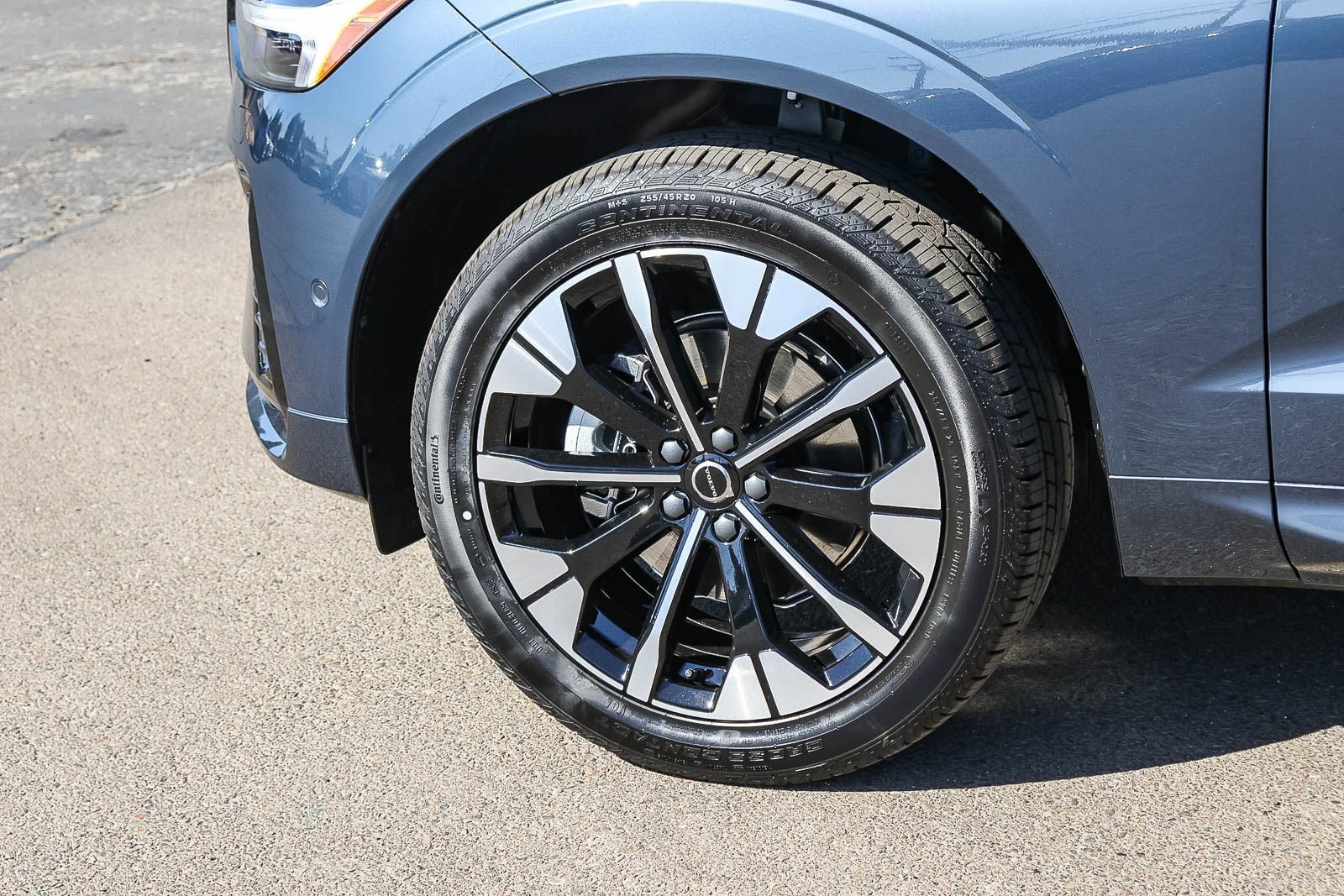 New 2026 Volvo XC60 B5 Plus w/ Climate Package AWD/4WD image 9